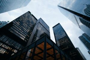 Tall buildings on narrow streets trap air pollution, research shows